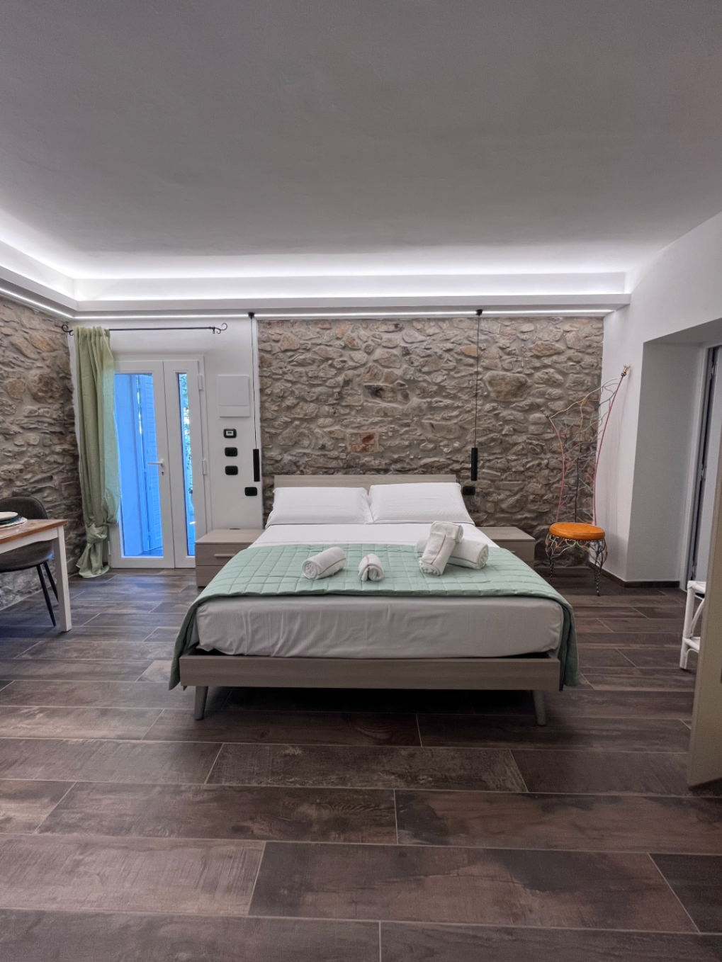 Camera Sole, luce calda mattutina, interno toscano di lusso